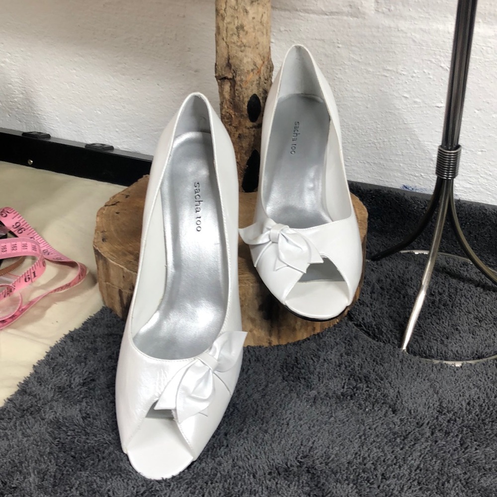 NWOB SACHA TOO WHITE Iridescent heels